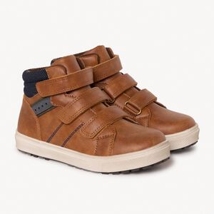 Botín marrón claro con triple cierre de velcro y detalles azul marino para niño 
