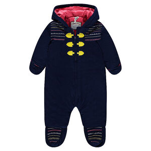 Mono piloto de gamuza con doble forro interior de borreguito con cenefas bordadas. 