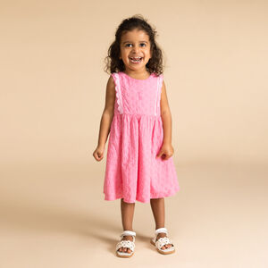 Vestido con bordados rosa 