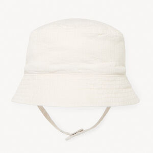 Gorra de tela lisa con cierre a presión en la barbilla para niño. 