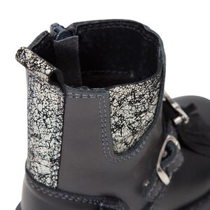 Botines negros de piel con hebilla y flecos y apliques de fantasía 