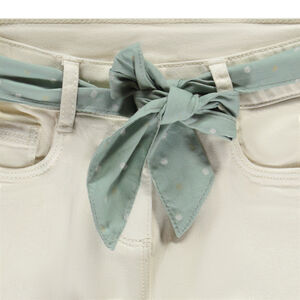 Jean slim liso con cinturón de pañuelo para niña 