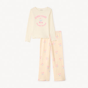 Conjunto de pijama largo de canalé con motivos de cerezas y corazones para niña 