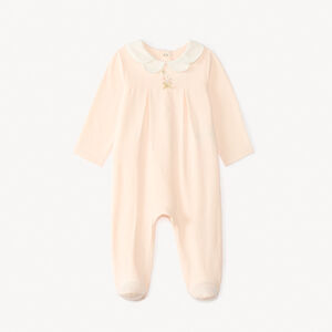 Pijama con cuello tipo claudine y bordado de flores para niña. 