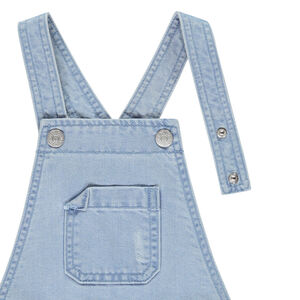 Salopette corta de mezclilla con cinturón calado para niña 