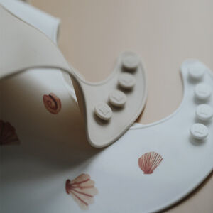 Babero silicona print light shell 26.5x3.5 cm 