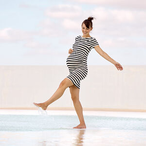 Vestido de embarazo de manga corta ajustado a rayas 