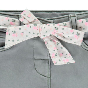 Jean recto con cinturilla de flores para atar para niña. 