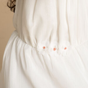 Vestido liso de crepé con espalda nadadora y detalles de flores para niña 